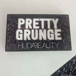 Huda Beauty Pretty Grunge Palette